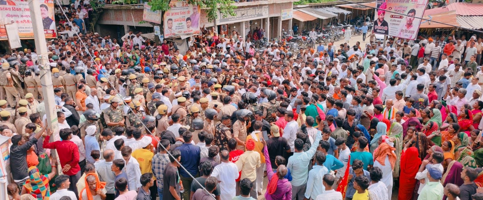 विनोद साहनी हत्याकांड में कार्रवाई के लिए कलेक्ट्रेट में धरने पर बैठे कैबिनेट मंत्री डॉ. संजय न विनोद साहनी हत्याकांड में कार्रवाई के लिए कलेक्ट्रेट में धरने पर बैठे कैबिनेट मंत्री डॉ. संजय न