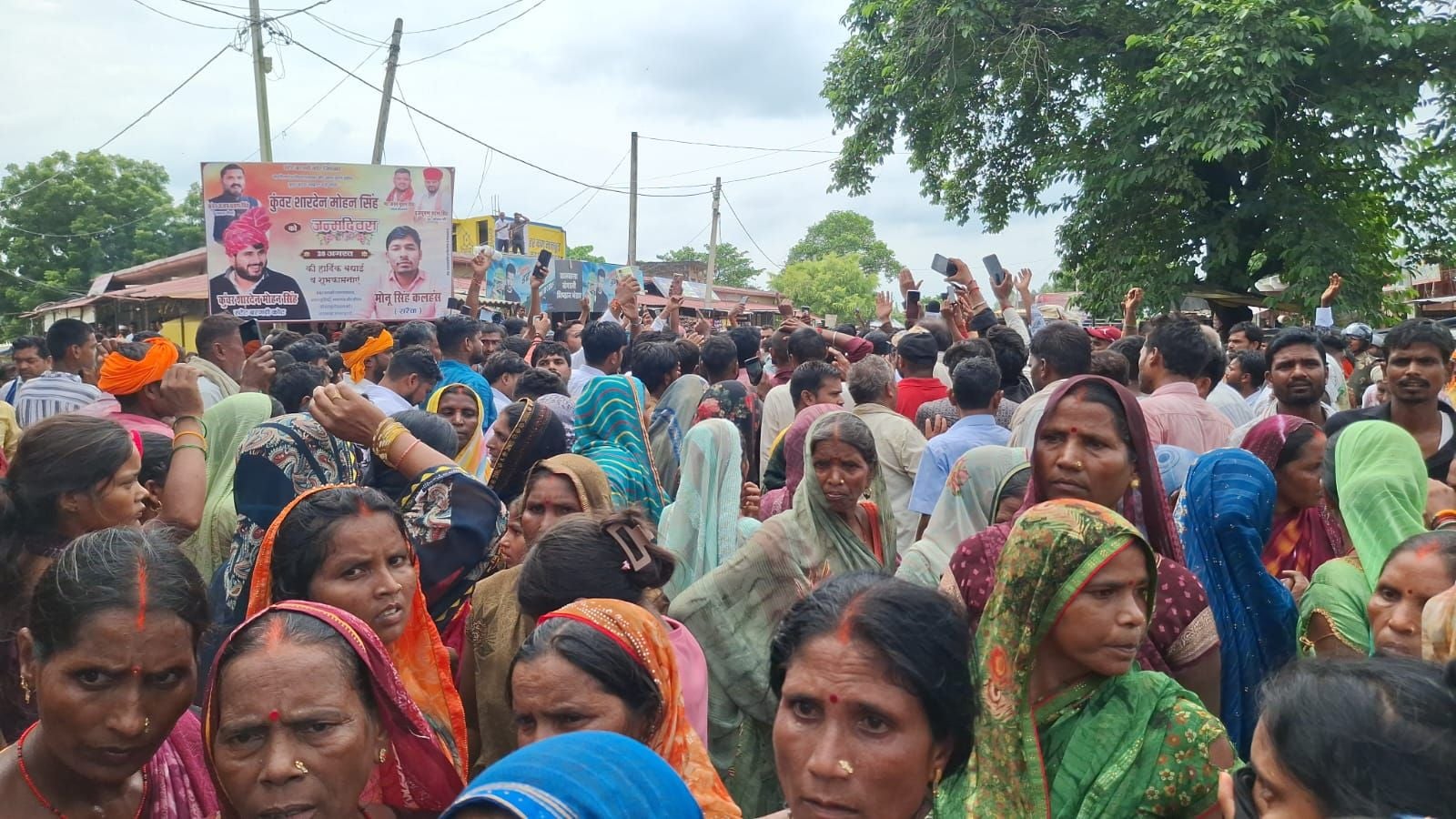विनोद साहनी हत्याकांड में कार्रवाई के लिए कलेक्ट्रेट में धरने पर बैठे कैबिनेट मंत्री डॉ. संजय न विनोद साहनी हत्याकांड में कार्रवाई के लिए कलेक्ट्रेट में धरने पर बैठे कैबिनेट मंत्री डॉ. संजय न