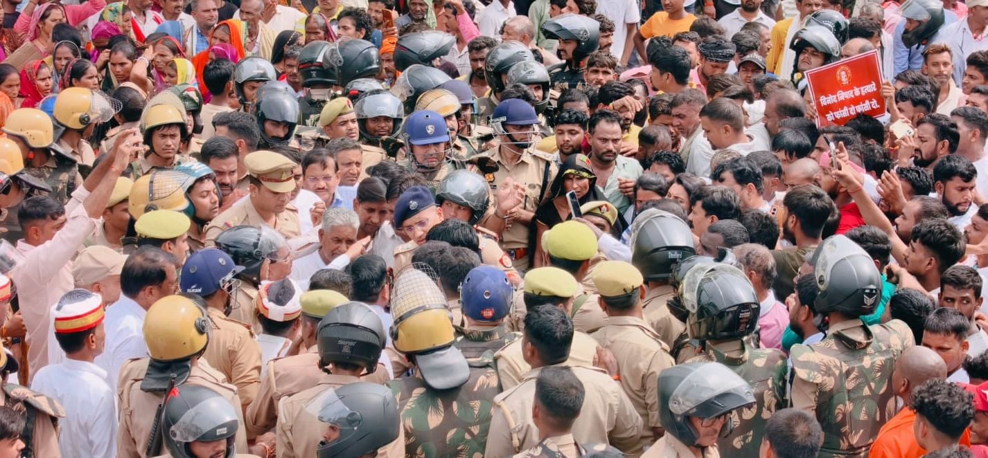 विनोद साहनी हत्याकांड में कार्रवाई के लिए कलेक्ट्रेट में धरने पर बैठे कैबिनेट मंत्री डॉ. संजय न विनोद साहनी हत्याकांड में कार्रवाई के लिए कलेक्ट्रेट में धरने पर बैठे कैबिनेट मंत्री डॉ. संजय न