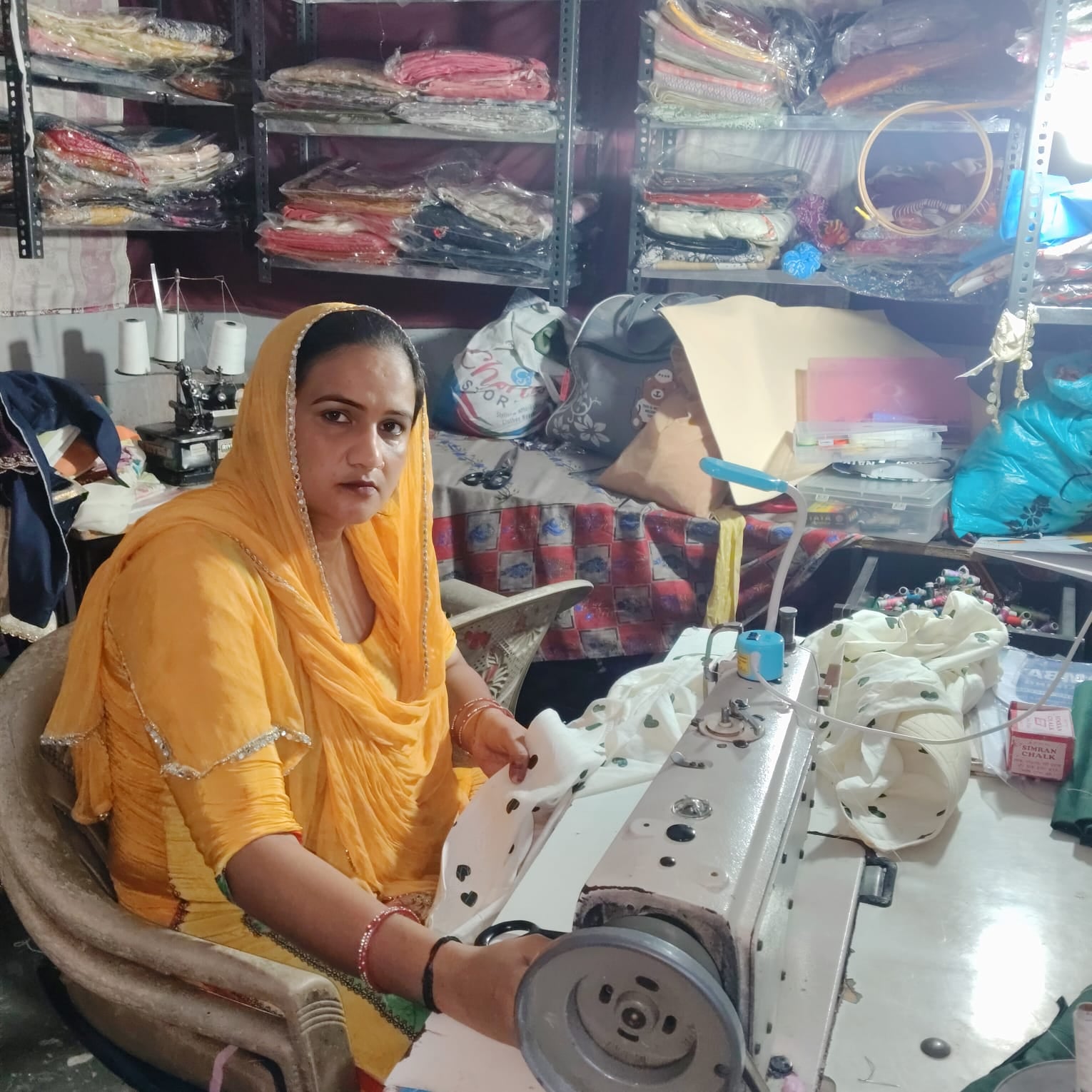  युवती को सजातीं प्रवीन रानी। स्वयं