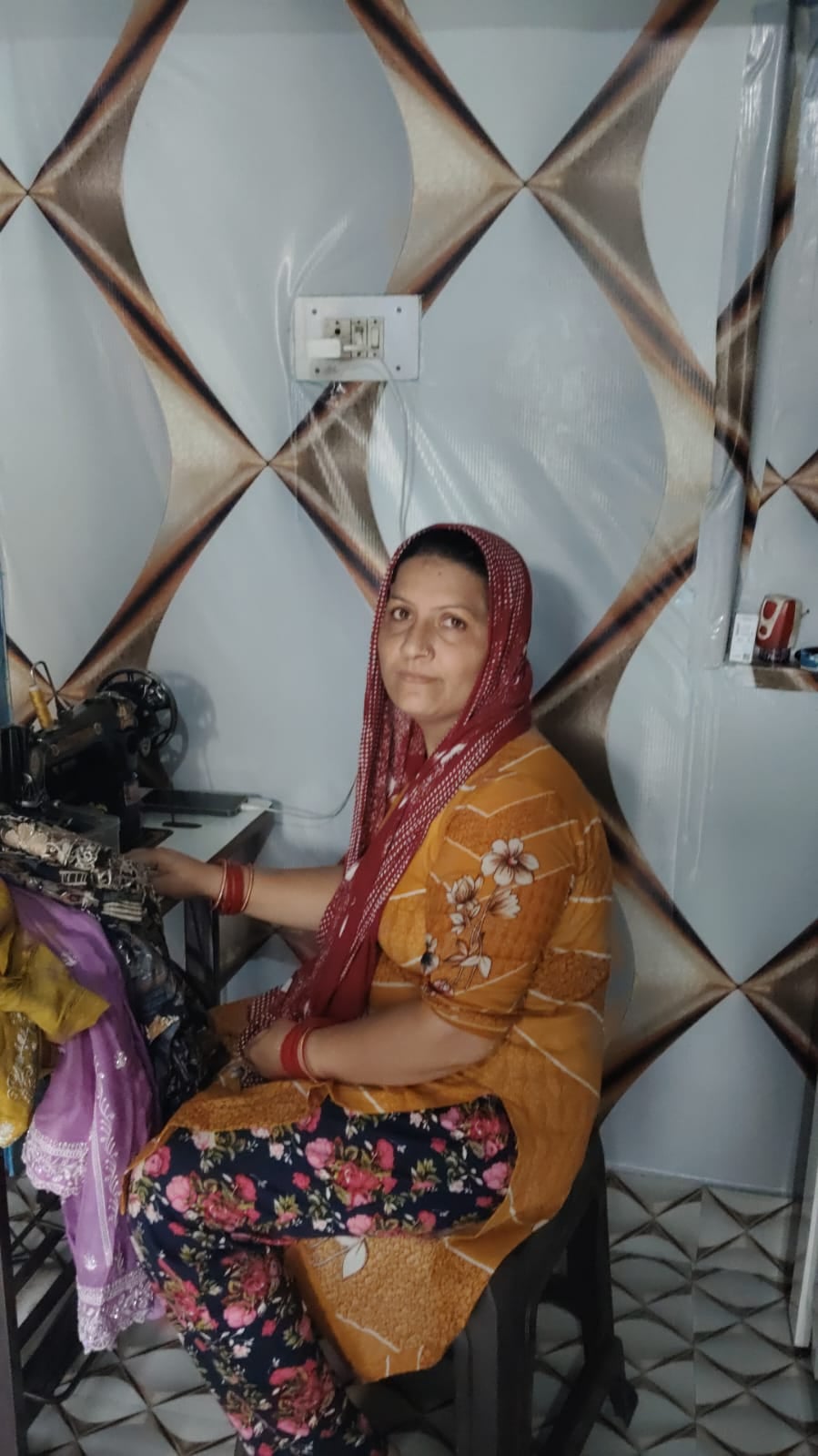  युवती को सजातीं प्रवीन रानी। स्वयं
