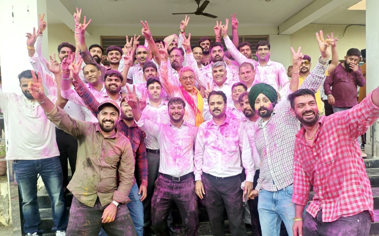 11जेएनडी 27 :विजयी पदाधिकारियों को प्रमाणपत्र देते चुनाव अधिकारी। स्रोत : अधिवक्ता 11जेएनडी 27 :विजयी पदाधिकारियों को प्रमाणपत्र देते चुनाव अधिकारी। स्रोत : अधिवक्ता