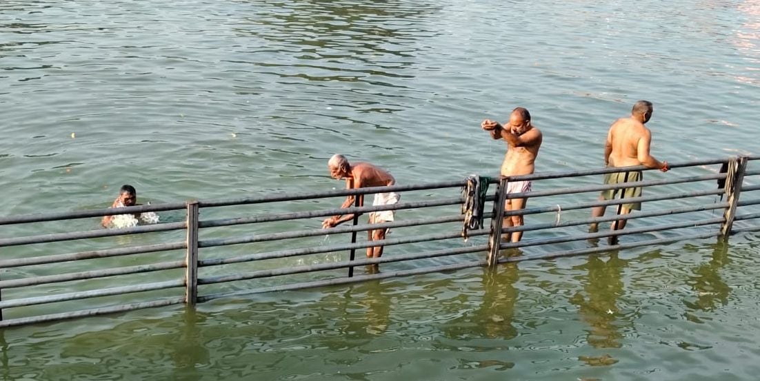 11जेएनडी04: पांडू पिंडारा में भाद्रपद अमावस्या पर पुजा अर्चना करने के लिए पहुंचे श्रद्वालु। संव