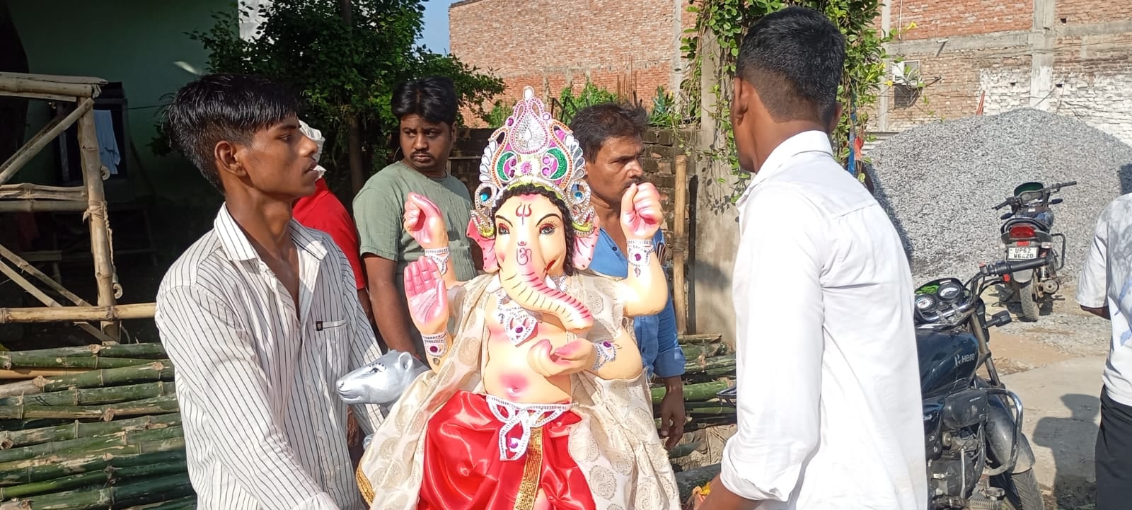 आतिशबाजी करते हुए गणेश जी की प्रतिमा को लेकर जाते युवक। संवाद आतिशबाजी करते हुए गणेश जी की प्रतिमा को लेकर जाते युवक। संवाद
