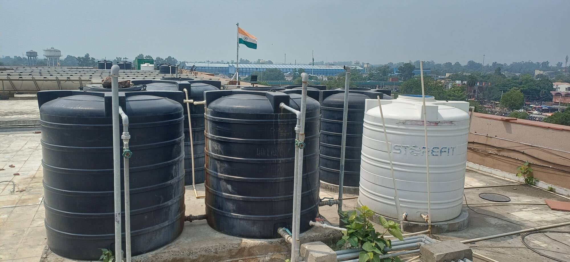 अंबाला छावनी के उपमंडल भवन की छत पर रखी  पानी टंकी से गायब ढक्कन और लग रहे मकड़ी के जाले। संवाद