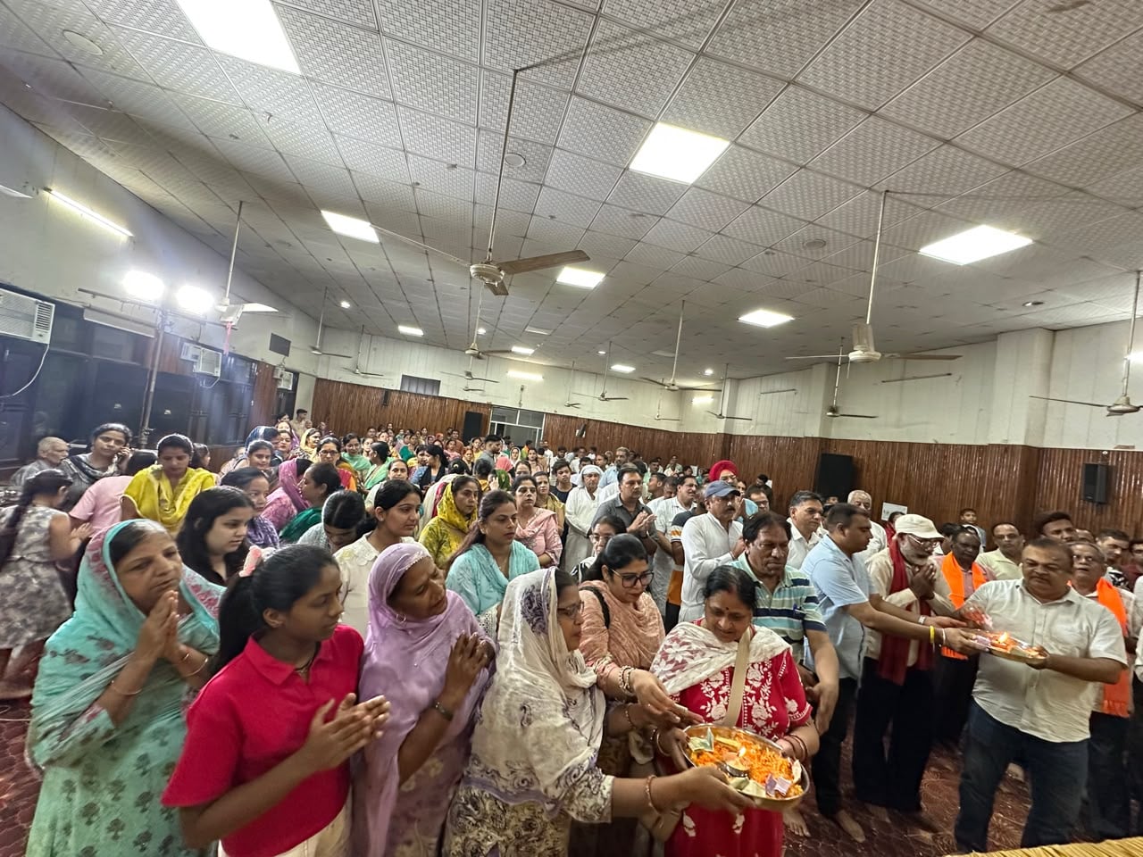 अंबाला सिटी के पंचायत भवन में आयोजित कार्यक्रम में प्रवचन करते स्वामी हरि चैतन्य पुरी महाराज। प