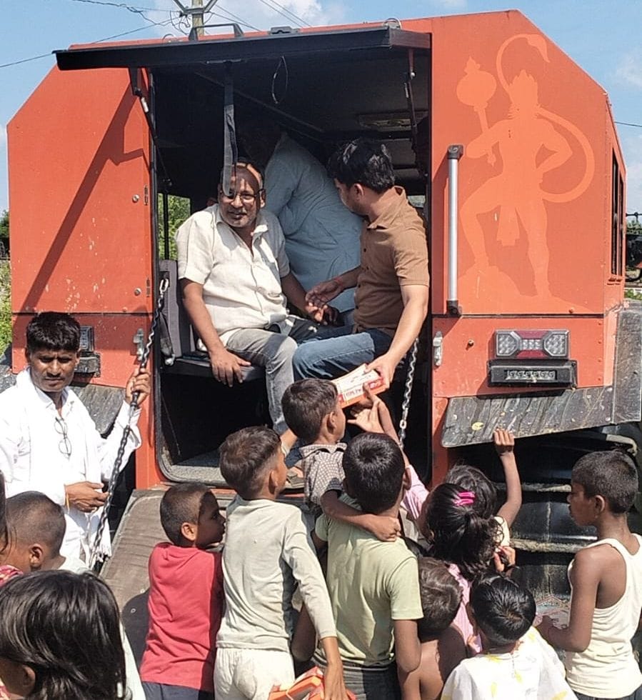 ऐली परसौली गांव में भरा बाढ़ का पानी व हनुमान रथ से बांटे गए राहत सामग्री के पैकेट। संवाद ऐली परसौली गांव में भरा बाढ़ का पानी व हनुमान रथ से बांटे गए राहत सामग्री के पैकेट। संवाद