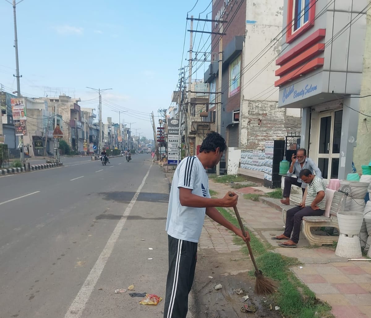 अुर्जन नगर में कूड़ा कचरा उठाता हुआ कर्मचारी। संवाद अुर्जन नगर में कूड़ा कचरा उठाता हुआ कर्मचारी। संवाद