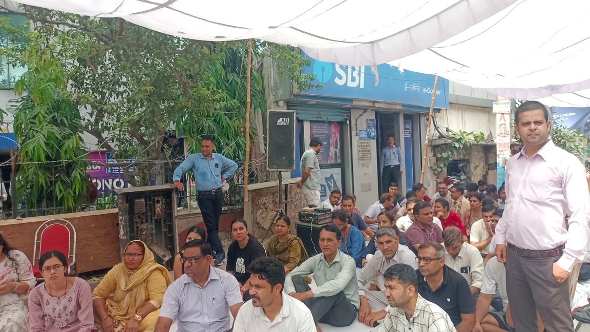बैंक अधिकारियों व कर्मचारियों को संबोधित करते जिला सचिव एवं पीएनबी की मंडल अध्यक्ष प्रियंका भ