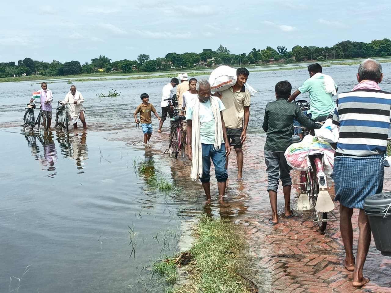 चक्की गांव से हाजीपुर गोला संपर्क मार्ग पर गड्ढ़े में असंतुलित बाइक। संवाद चक्की गांव से हाजीपुर गोला संपर्क मार्ग पर गड्ढ़े में असंतुलित बाइक। संवाद