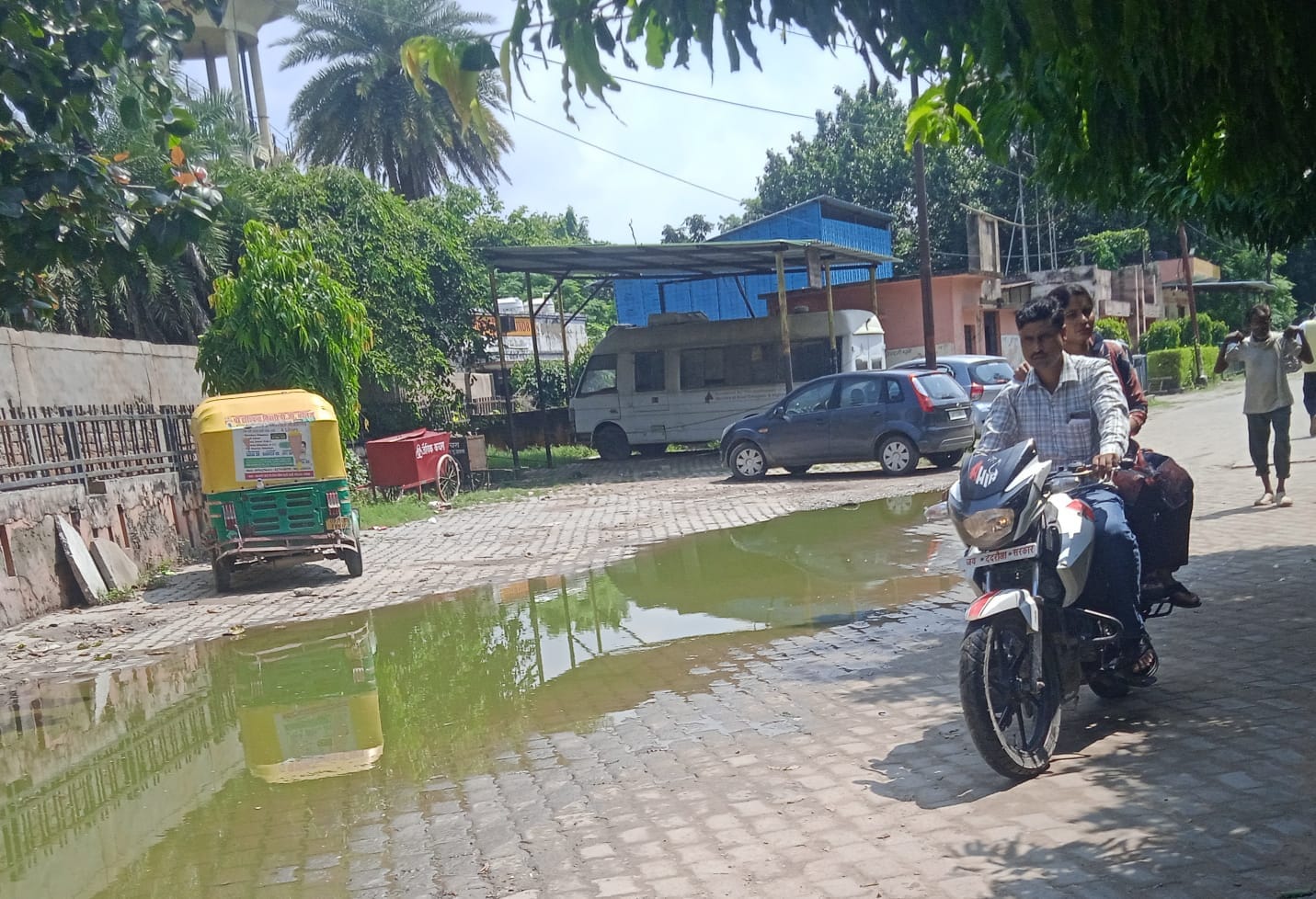 फोटो 10: जिला अस्पताल में बरसात के गंदे पानी को टैंकर में भरते कर्मी। आर्काइव
