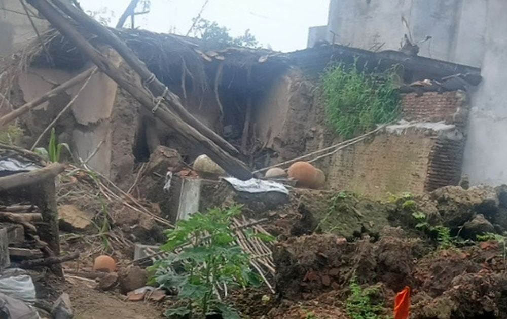 फोटो 11 एमएएचपी 05 परिचय-कस्बा श्रीनगर में इस मकान के गिरने से घायल हुए परिजन व मलबे में दबा गृ