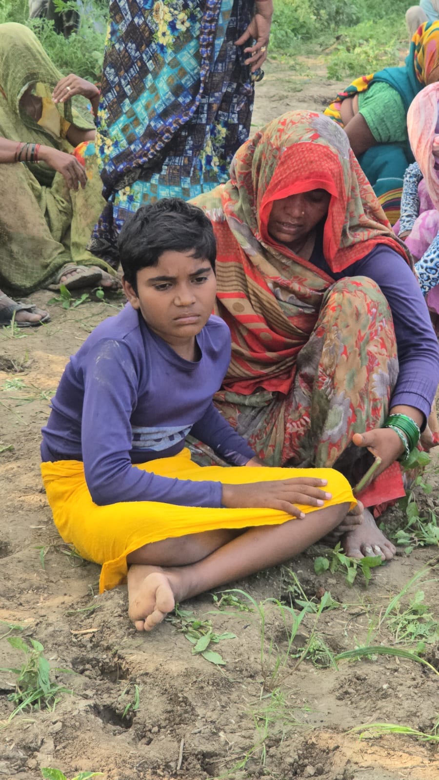 फोटो 12 एचएएमपी 19- घटना स्थल पर मौजूद परिजन और ग्रामीण। संवाद फोटो 12 एचएएमपी 19- घटना स्थल पर मौजूद परिजन और ग्रामीण। संवाद