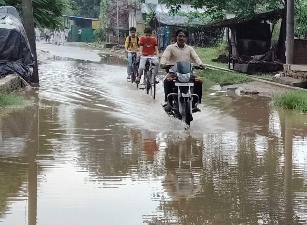 फोटो-19-तहसील बीघापुर के बाढ़ राहत केंद्र चिलौली में लगा ताला। संवाद फोटो-19-तहसील बीघापुर के बाढ़ राहत केंद्र चिलौली में लगा ताला। संवाद