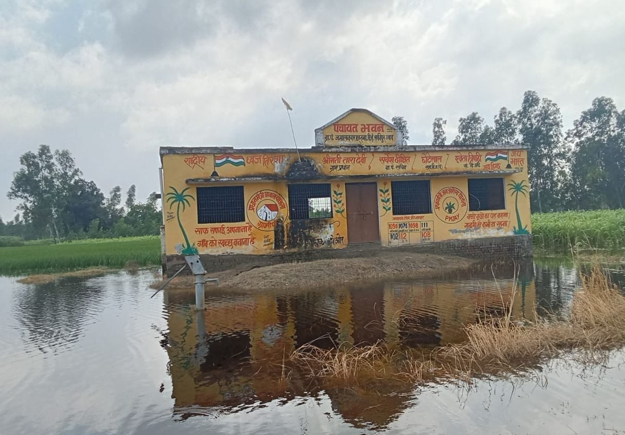 फोटो-19-तहसील बीघापुर के बाढ़ राहत केंद्र चिलौली में लगा ताला। संवाद फोटो-19-तहसील बीघापुर के बाढ़ राहत केंद्र चिलौली में लगा ताला। संवाद
