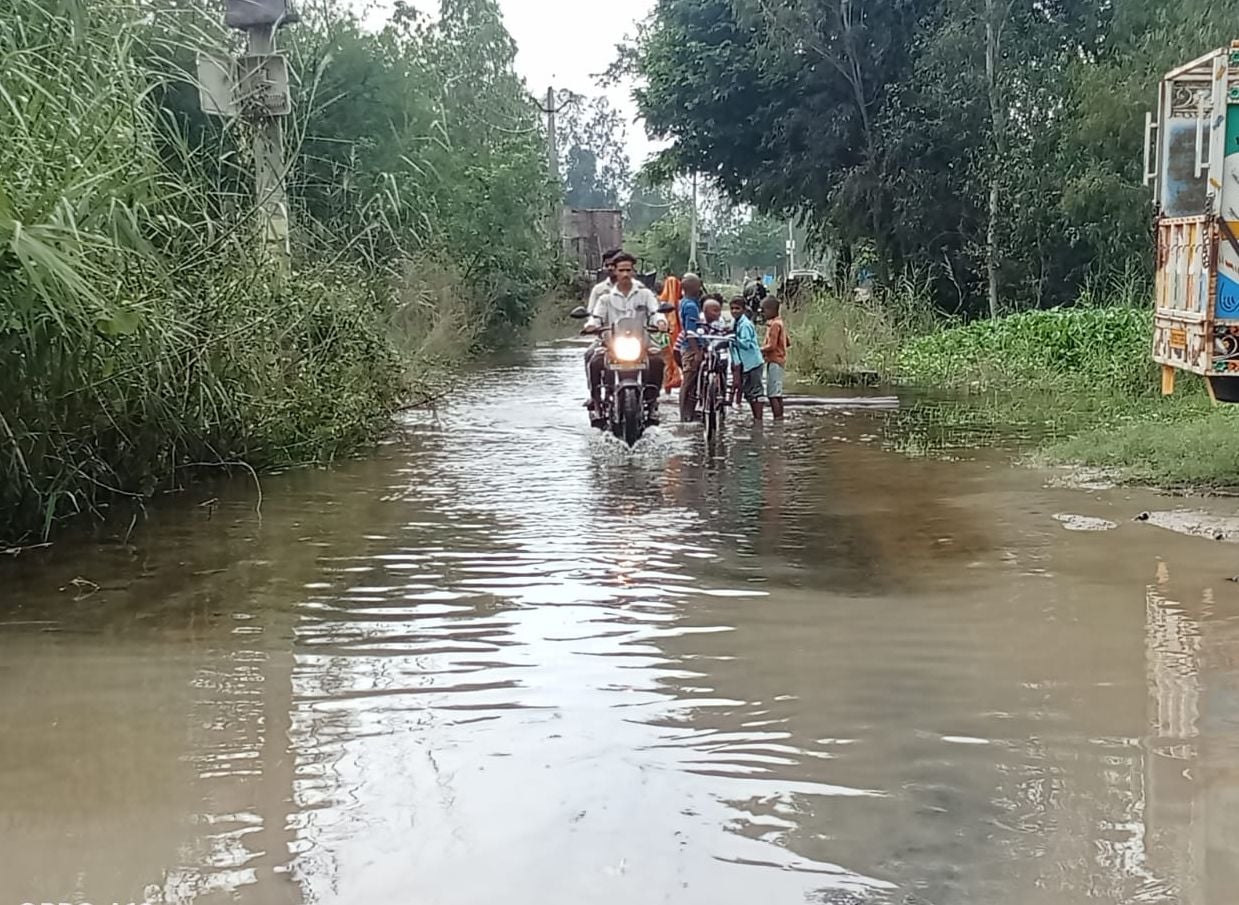 फोटो-19-तहसील बीघापुर के बाढ़ राहत केंद्र चिलौली में लगा ताला। संवाद फोटो-19-तहसील बीघापुर के बाढ़ राहत केंद्र चिलौली में लगा ताला। संवाद