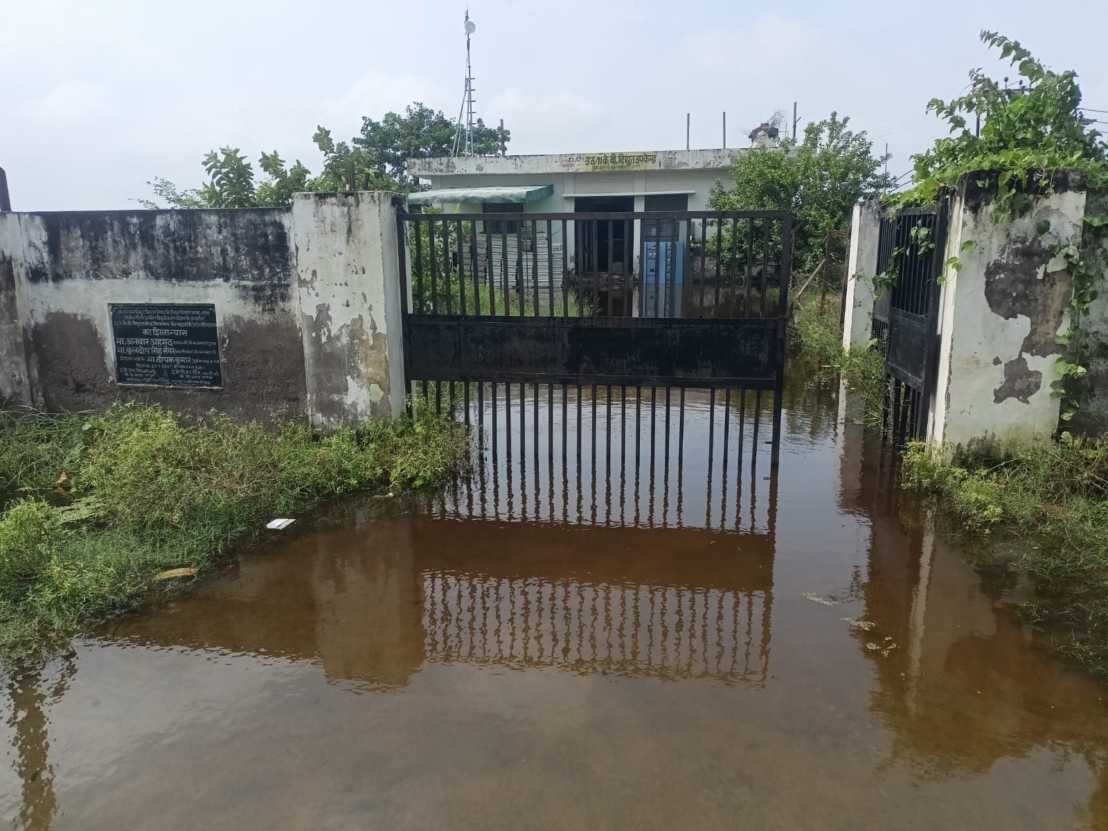 फोटो-19-तहसील बीघापुर के बाढ़ राहत केंद्र चिलौली में लगा ताला। संवाद फोटो-19-तहसील बीघापुर के बाढ़ राहत केंद्र चिलौली में लगा ताला। संवाद