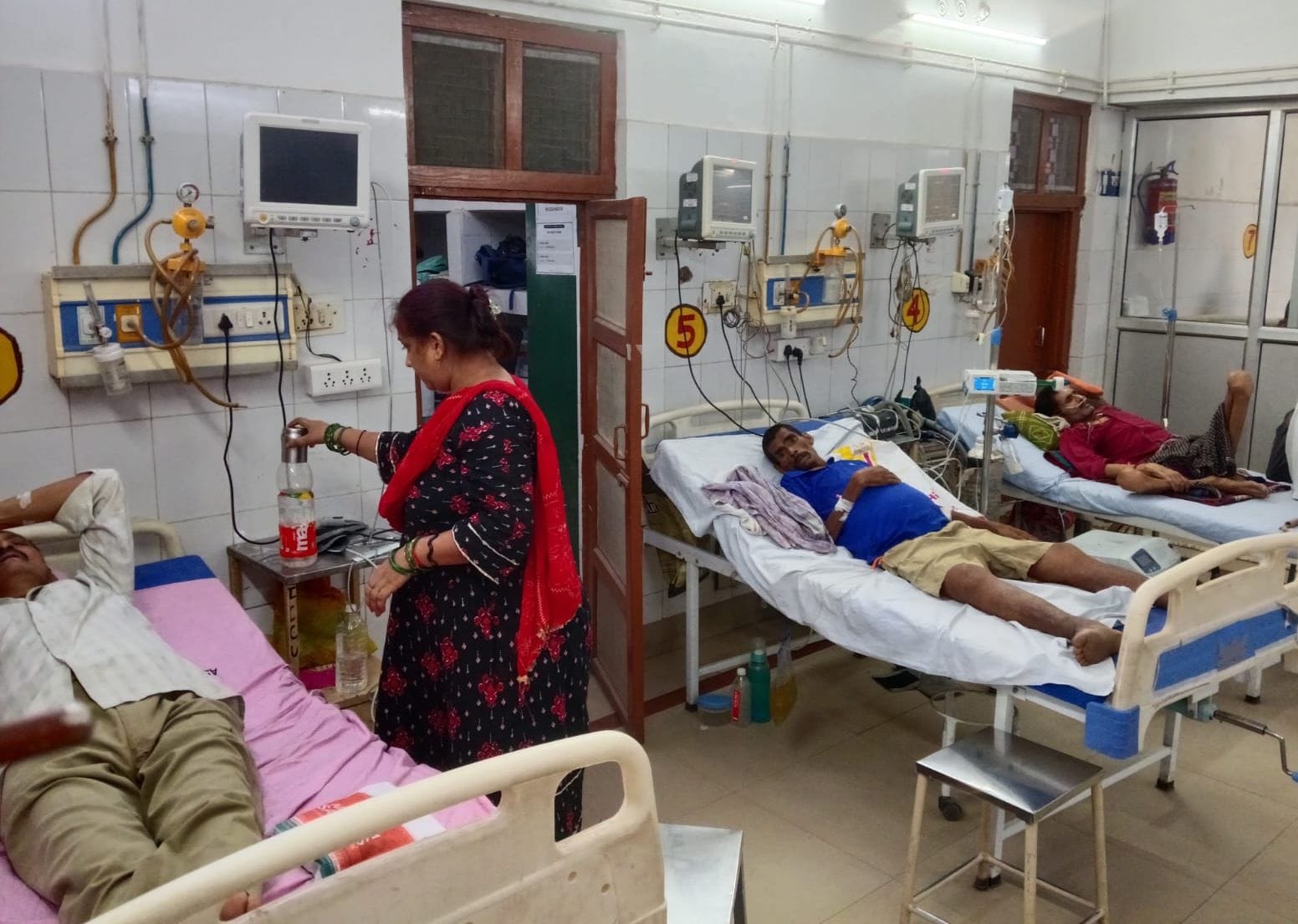 फोटो- 27- पीकू वार्ड में रखा धूल खा रहा वेंटिलेटर। फोटो- 27- पीकू वार्ड में रखा धूल खा रहा वेंटिलेटर।