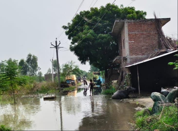 फोटो 39: श्यामपुर डामर सड़क और पुलिया बाढ़ की के पानी धार से कटी। संवाद फोटो 39: श्यामपुर डामर सड़क और पुलिया बाढ़ की के पानी धार से कटी। संवाद