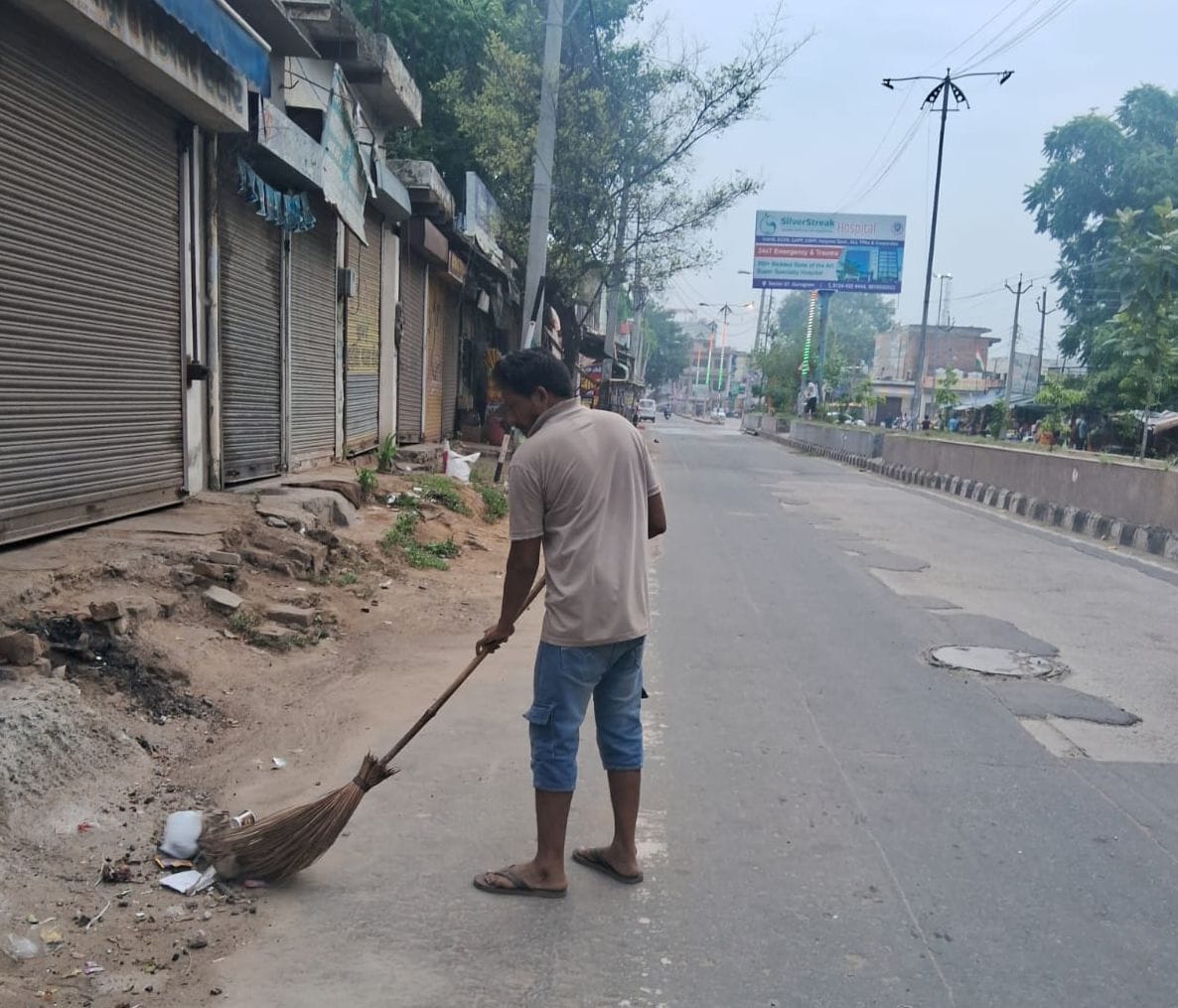 फोटो संख्या:60- रेलवे रोड पर कूड़े का उठान करता सफाई कर्मचारी--संवाद