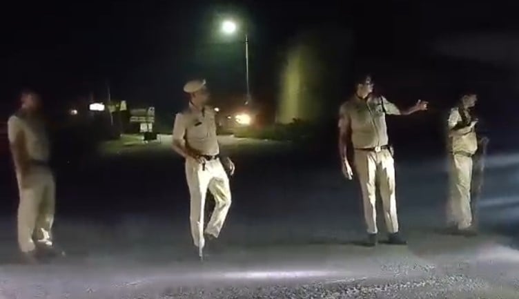 फोटो: सोनीपत के गांव हरसाना कलां में हुई मुठभेड़ के बाद खरखौदा के अस्पताल में घायल बदमाशों को ले फोटो: सोनीपत के गांव हरसाना कलां में हुई मुठभेड़ के बाद खरखौदा के अस्पताल में घायल बदमाशों को ले