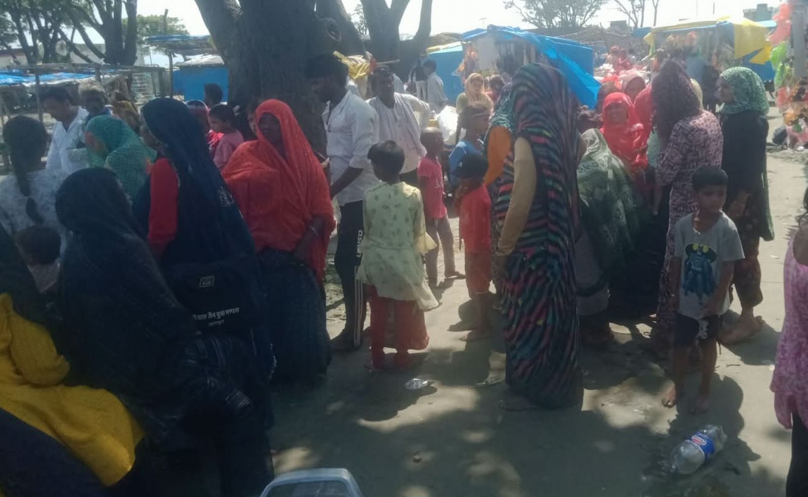 गंगा में बालिका के डूबने के बाद तलाश करती गोताखोरों की टीम। संवाद गंगा में बालिका के डूबने के बाद तलाश करती गोताखोरों की टीम। संवाद