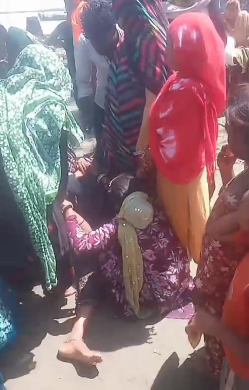 गंगा में बालिका के डूबने के बाद तलाश करती गोताखोरों की टीम। संवाद गंगा में बालिका के डूबने के बाद तलाश करती गोताखोरों की टीम। संवाद
