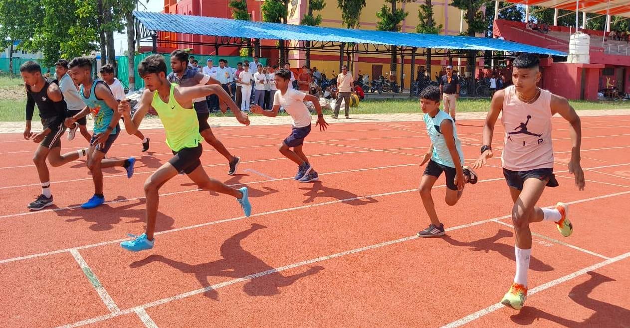 हथौड़ा स्टेडियम में संकुल स्तरीय एथलेटिक्स प्रतियोगिता में प्रतिभाग करता खिलाड़ी। स्रोत: आयोजक हथौड़ा स्टेडियम में संकुल स्तरीय एथलेटिक्स प्रतियोगिता में प्रतिभाग करता खिलाड़ी। स्रोत: आयोजक