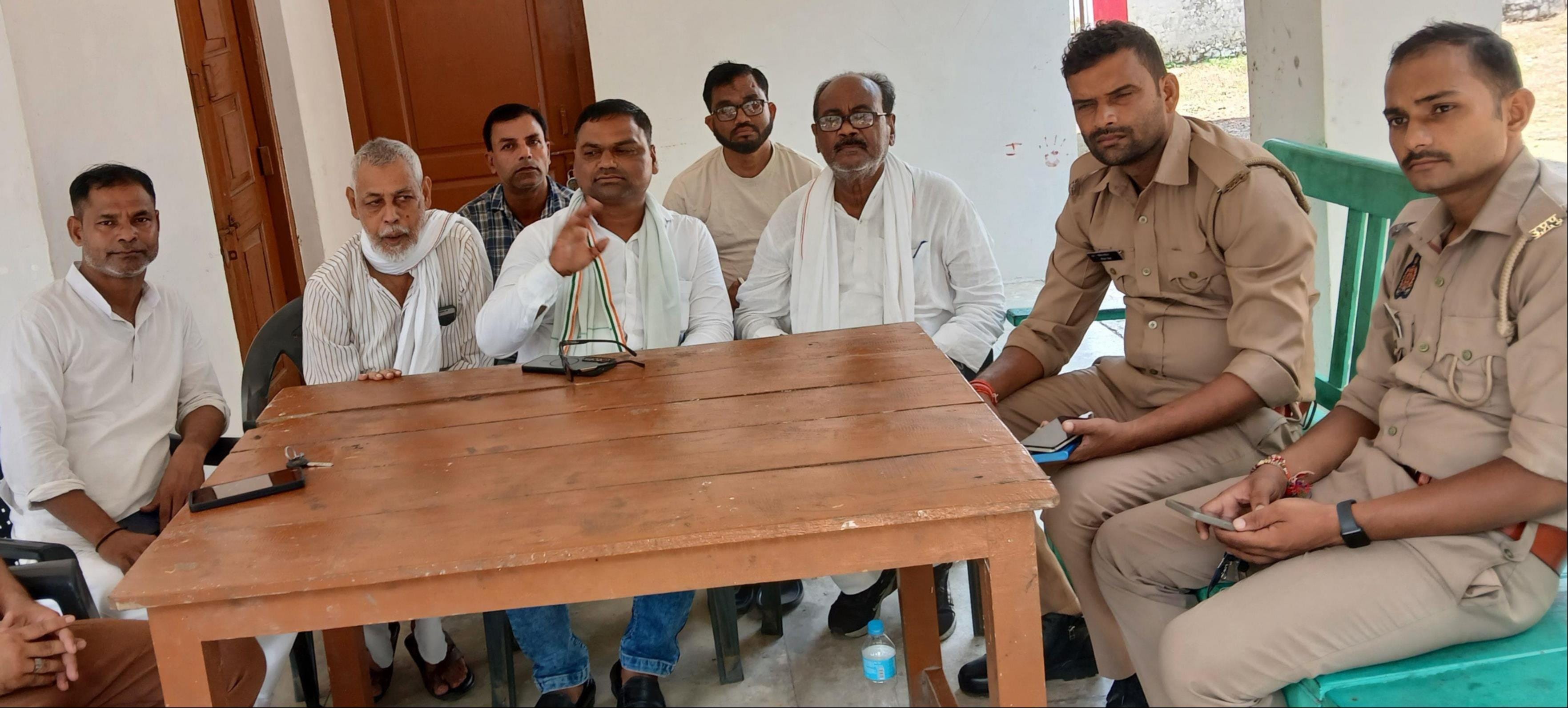 जिला कार्यालय पर पुलिस हिरासत में कांग्रेसी व भंभुआ में धरना देते कार्यकर्ता संवाद जिला कार्यालय पर पुलिस हिरासत में कांग्रेसी व भंभुआ में धरना देते कार्यकर्ता संवाद