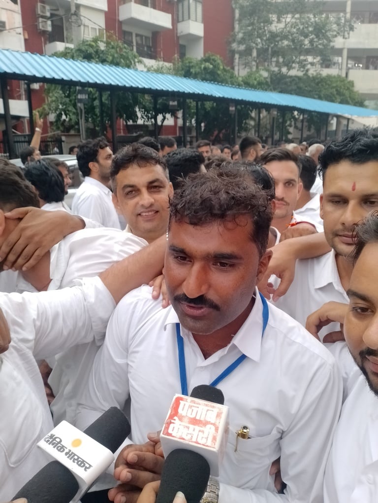 जीत का जश्न मनाते विजेता प्रत्याशी वीरेंद्र मलिक, पूर्व प्रधान शेर सिंह खर्ब और सुरेंद्र दुहन। 
