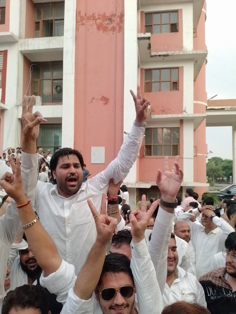 जीत का जश्न मनाते विजेता प्रत्याशी वीरेंद्र मलिक, पूर्व प्रधान शेर सिंह खर्ब और सुरेंद्र दुहन। 