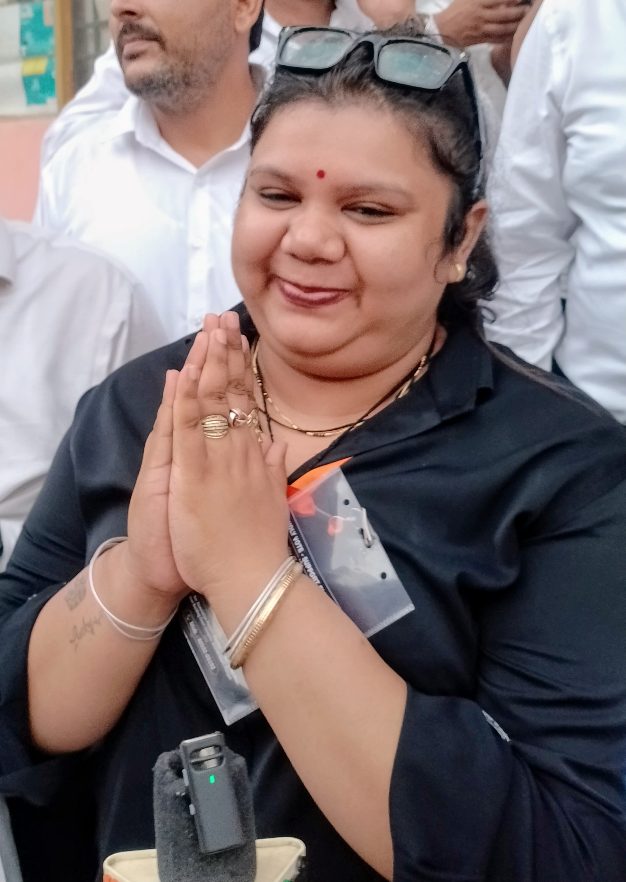 जीत का जश्न मनाते विजेता प्रत्याशी वीरेंद्र मलिक, पूर्व प्रधान शेर सिंह खर्ब और सुरेंद्र दुहन। 