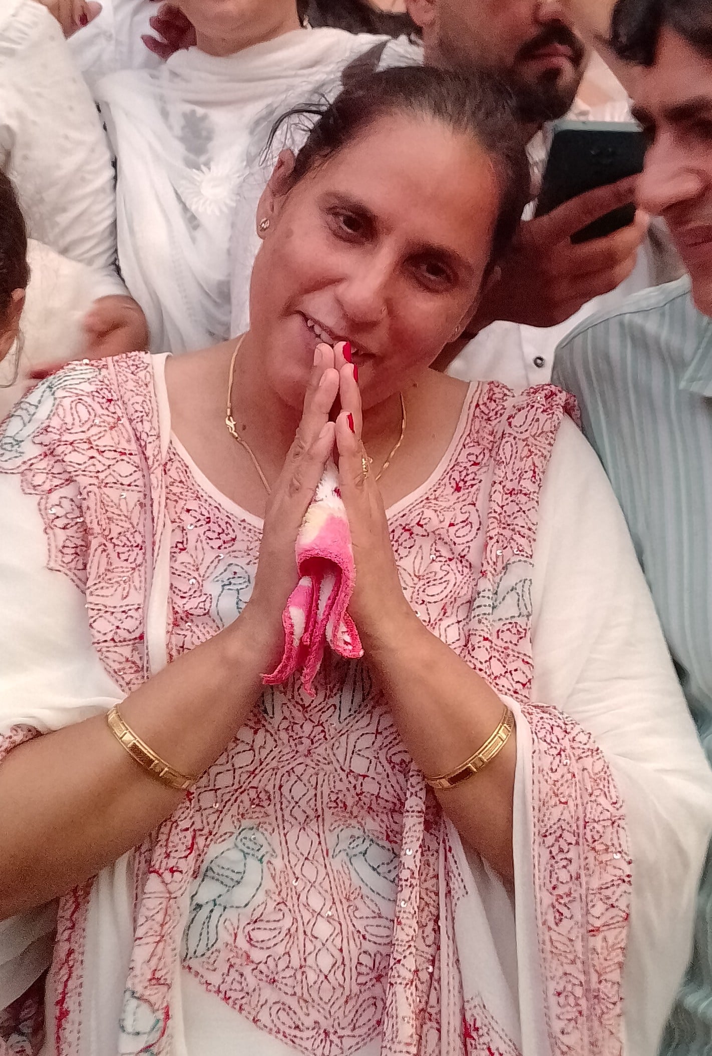 जीत का जश्न मनाते विजेता प्रत्याशी वीरेंद्र मलिक, पूर्व प्रधान शेर सिंह खर्ब और सुरेंद्र दुहन। 