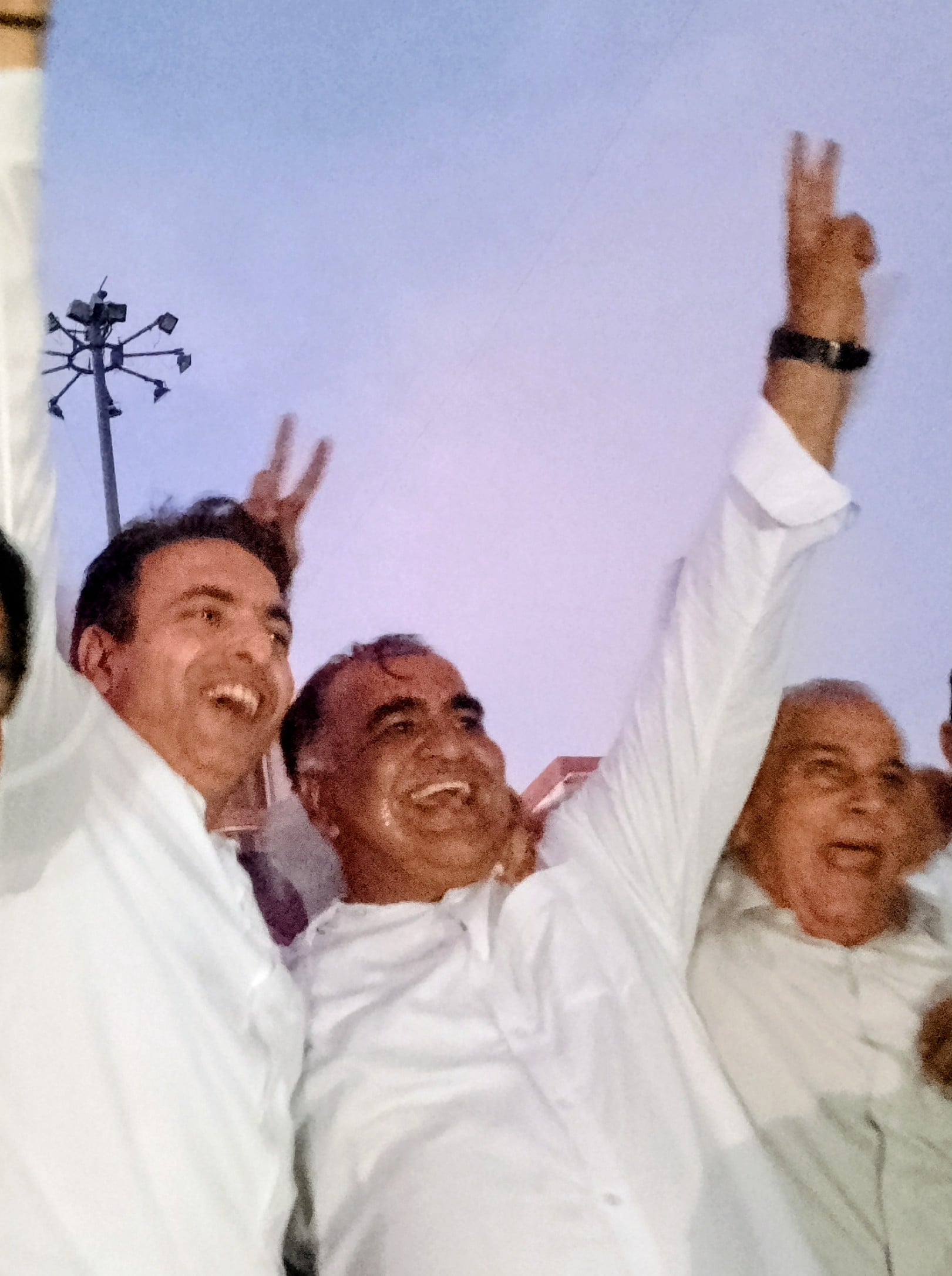 जीत का जश्न मनाते विजेता प्रत्याशी वीरेंद्र मलिक, पूर्व प्रधान शेर सिंह खर्ब और सुरेंद्र दुहन। 