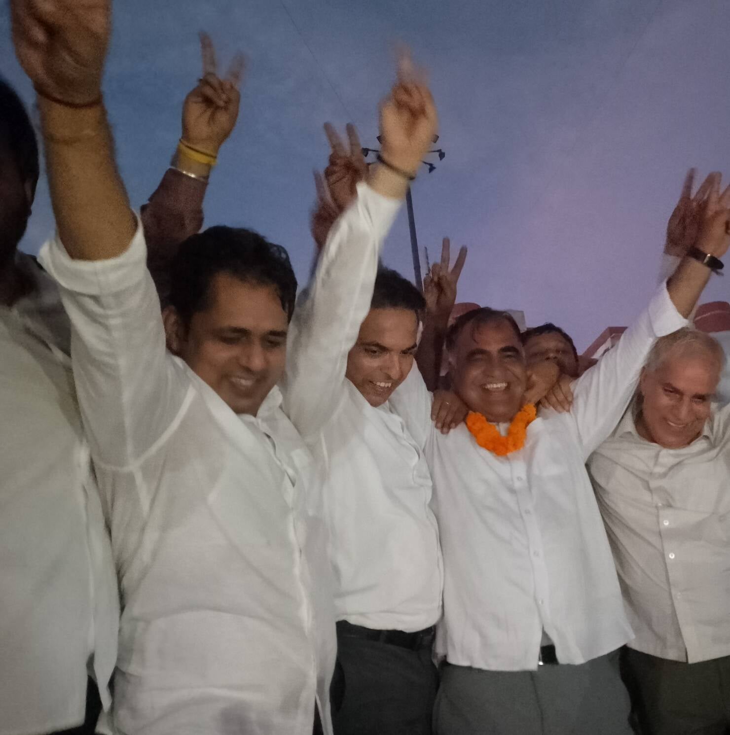 जीत का जश्न मनाते विजेता प्रत्याशी वीरेंद्र मलिक, पूर्व प्रधान शेर सिंह खर्ब और सुरेंद्र दुहन। 