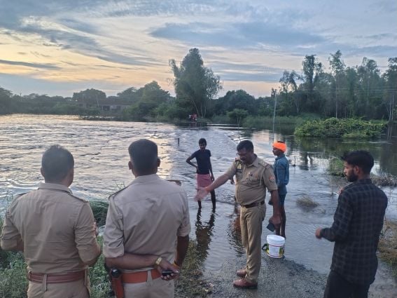 झाऊ बेरिया गांव में उफनाया बेहता नाला। झाऊ बेरिया गांव में उफनाया बेहता नाला।