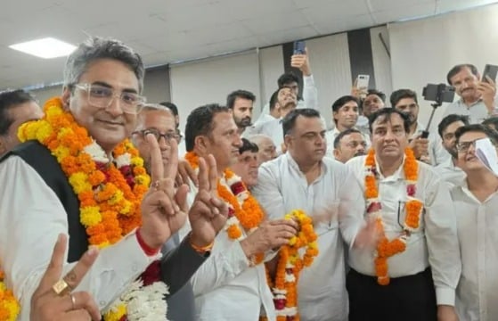 कोसली में जीत हासिल करने के बाद खुशी जाहिर करते विजेता प्रत्याशी। संवाद कोसली में जीत हासिल करने के बाद खुशी जाहिर करते विजेता प्रत्याशी। संवाद
