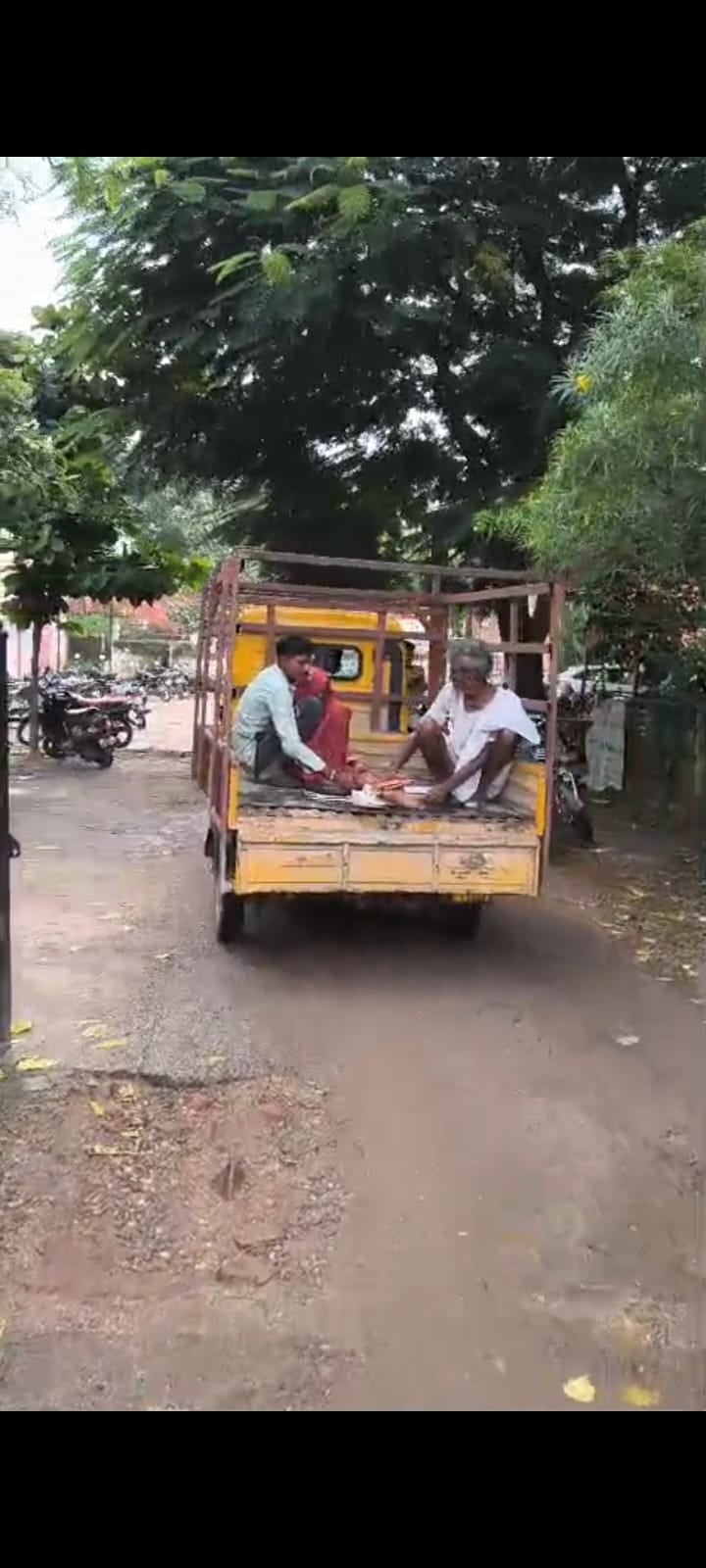 कुत्ते के काटने से घायल वृद्धा को संभालते परिजन। संवाद कुत्ते के काटने से घायल वृद्धा को संभालते परिजन। संवाद
