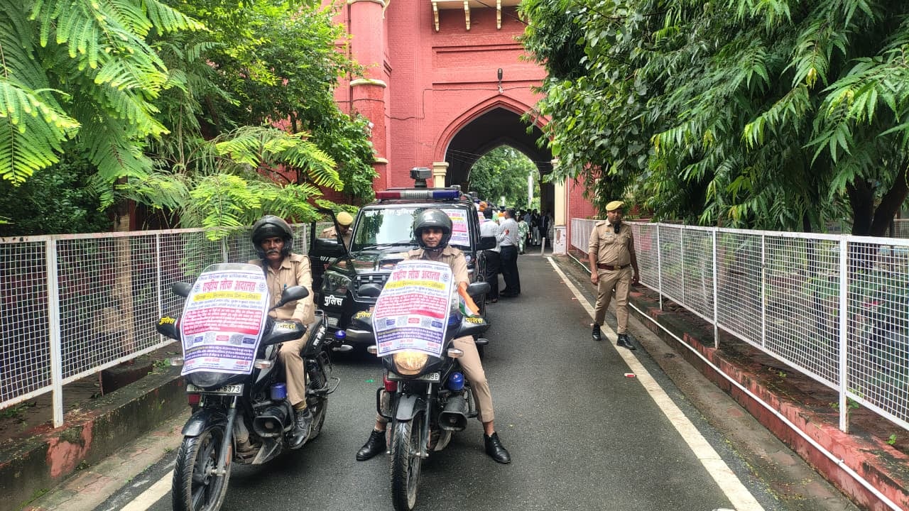 लोक अदालत के लिए जागरूक करने के उद्देश्य से रवाना किए गए वाहन।