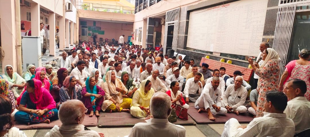 नगर परिषद कार्यालय में प्रदर्शन करते कर्मचारी। विज्ञप्ति नगर परिषद कार्यालय में प्रदर्शन करते कर्मचारी। विज्ञप्ति
