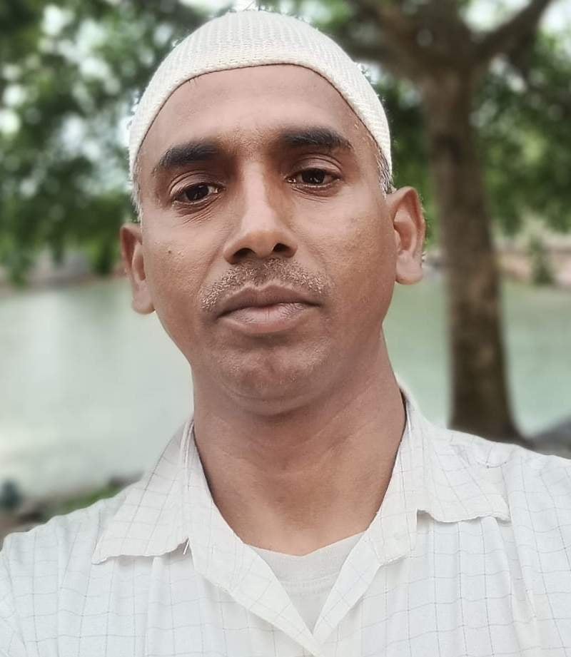 नौगढ़ में दुर्घटना के बाद घायल रामप्रवेश को सामुदायिक स्वास्थ्य केंद्र ले जाते लोग। संवाद नौगढ़ में दुर्घटना के बाद घायल रामप्रवेश को सामुदायिक स्वास्थ्य केंद्र ले जाते लोग। संवाद