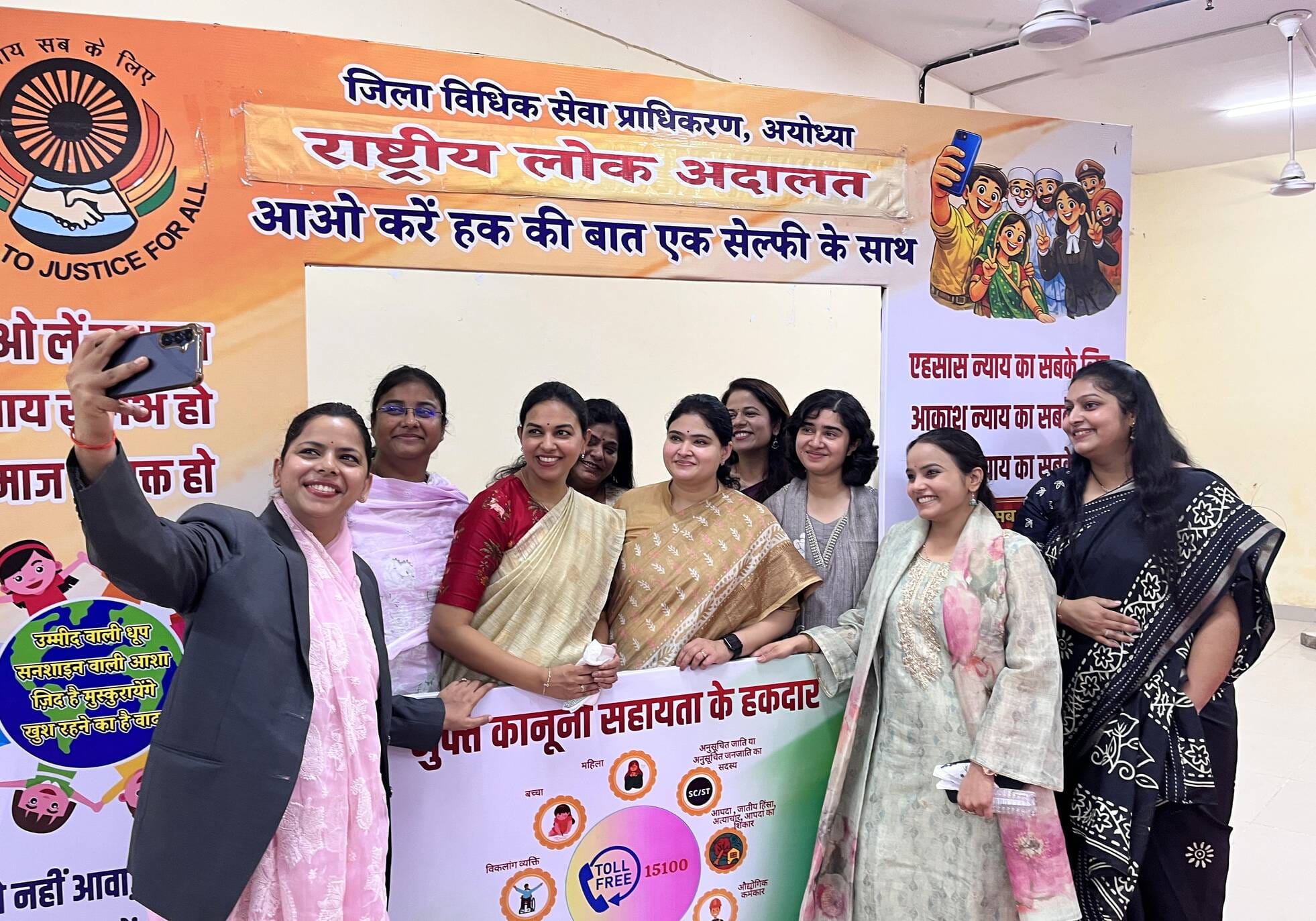 राष्ट्रीय लोक अदालत में अधिकारियों के सामने अपनी समस्या बताते लोग। राष्ट्रीय लोक अदालत में अधिकारियों के सामने अपनी समस्या बताते लोग।