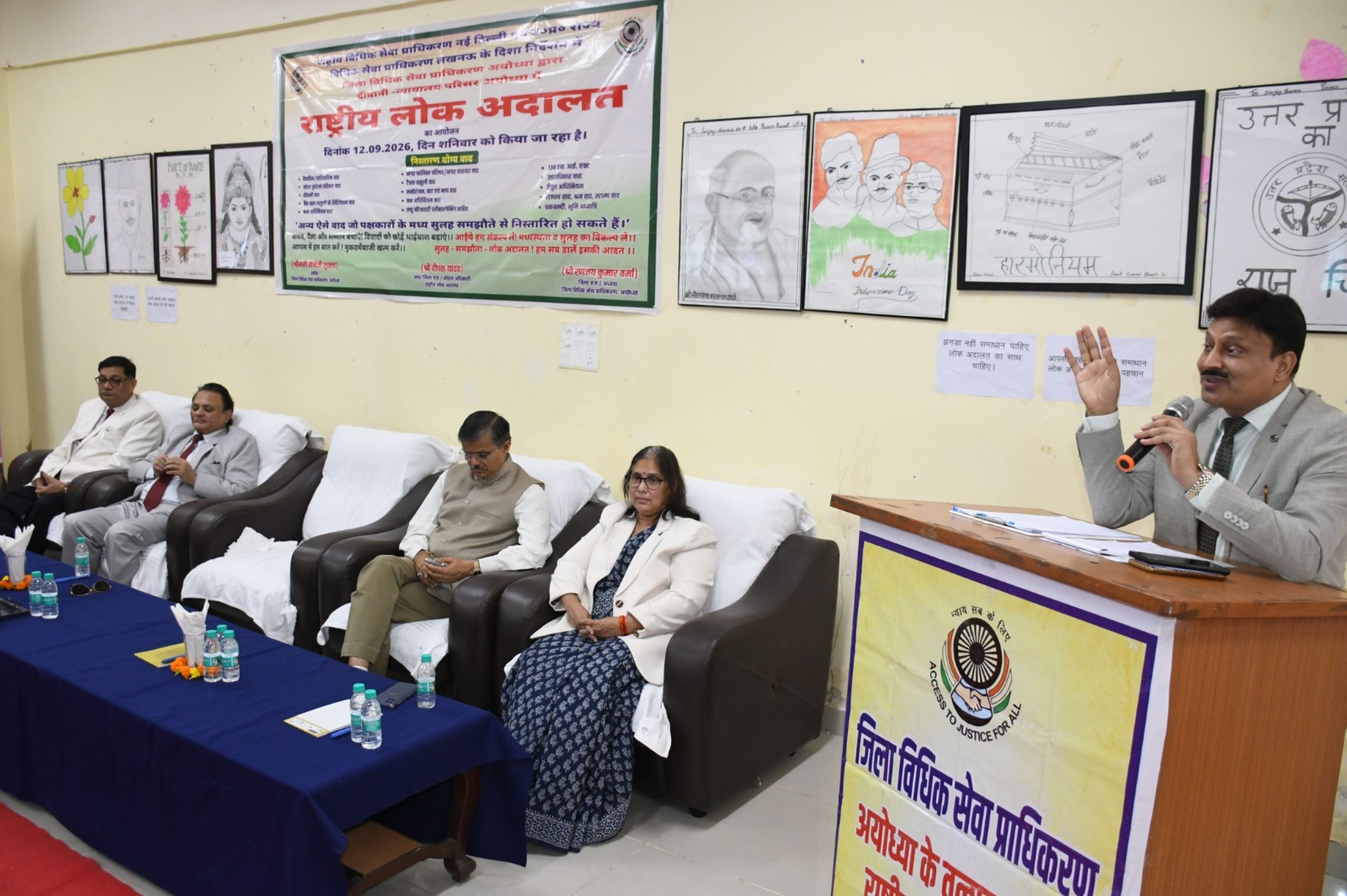 राष्ट्रीय लोक अदालत में अधिकारियों के सामने अपनी समस्या बताते लोग। राष्ट्रीय लोक अदालत में अधिकारियों के सामने अपनी समस्या बताते लोग।