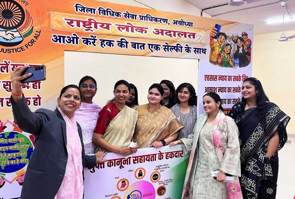 राष्ट्रीय लोक अदालत में अधिकारियों के सामने अपनी समस्या बताते लोग। राष्ट्रीय लोक अदालत में अधिकारियों के सामने अपनी समस्या बताते लोग।