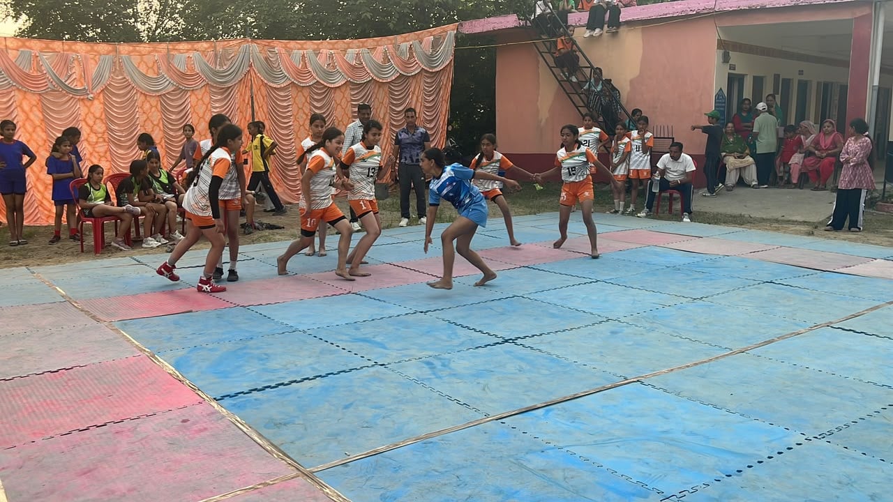 सोहारी स्कूल में आयोजित अंडर 14 खेलकूद प्रतियोगिता के दौरान कबड्डी के मुकाबले में जीत के संघर्ष सोहारी स्कूल में आयोजित अंडर 14 खेलकूद प्रतियोगिता के दौरान कबड्डी के मुकाबले में जीत के संघर्ष