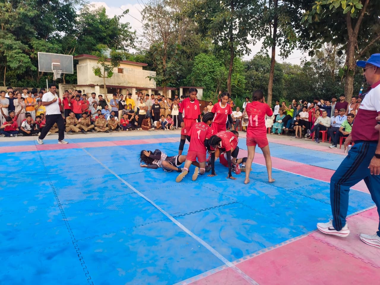 सोहारी स्कूल में आयोजित अंडर 14 खेलकूद प्रतियोगिता के दौरान कबड्डी के मुकाबले में जीत के संघर्ष सोहारी स्कूल में आयोजित अंडर 14 खेलकूद प्रतियोगिता के दौरान कबड्डी के मुकाबले में जीत के संघर्ष