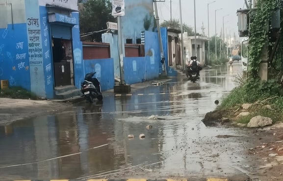 संतोष कॉलोनी की सड़क पर जमा गंदा पानी। संवाद