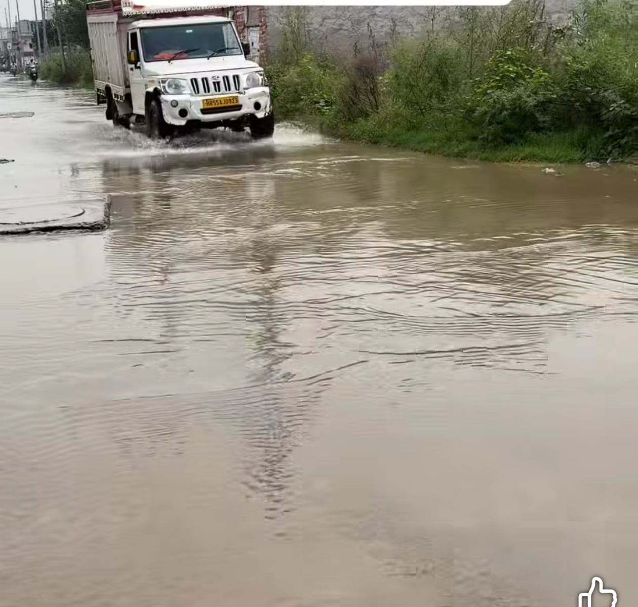 संतोष कॉलोनी की सड़क पर जमा गंदा पानी। संवाद