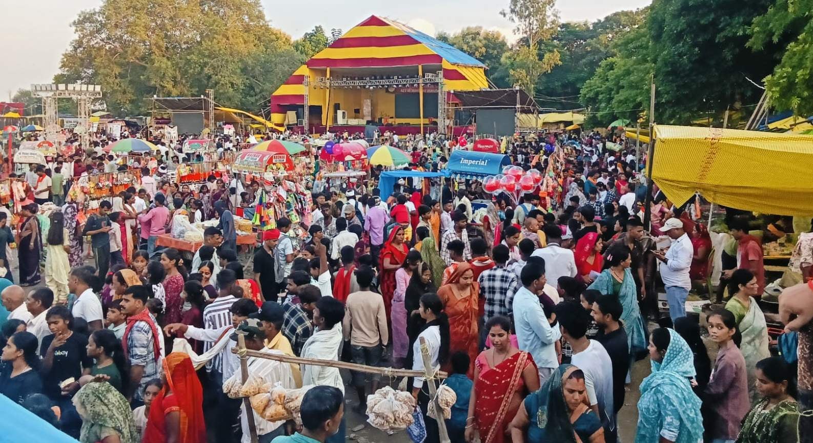 टांडाकला के सोनबरसा स्थित अघोराचार्य बाबा कीनाराम जी का जन्मोत्सव मनाते लोग। संवाद टांडाकला के सोनबरसा स्थित अघोराचार्य बाबा कीनाराम जी का जन्मोत्सव मनाते लोग। संवाद