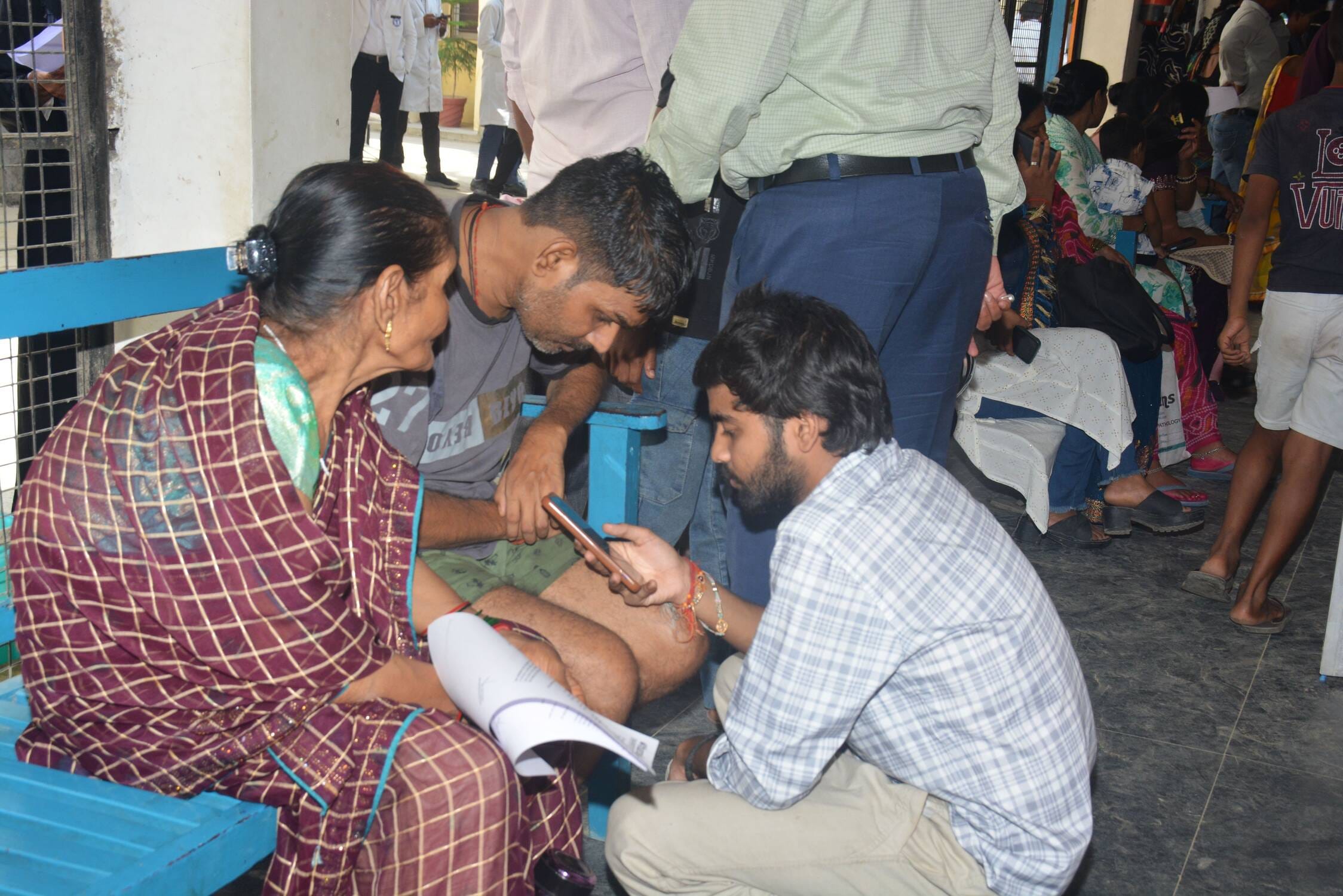 देवकाली स्थित होम्योपैथिक कॉलेज के गेट पर प्रदर्शन करते इंटर्न देवकाली स्थित होम्योपैथिक कॉलेज के गेट पर प्रदर्शन करते इंटर्न